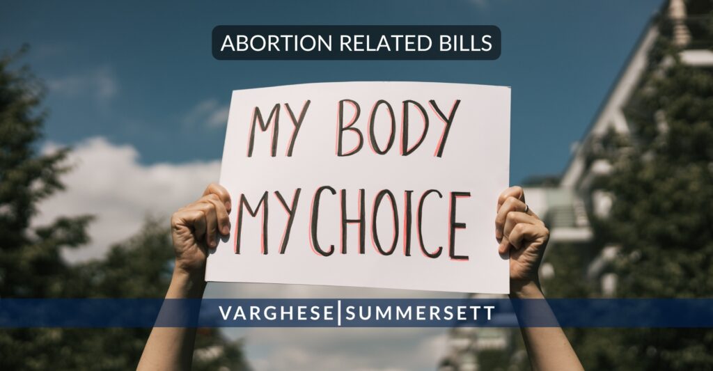 Capitolio del Estado de Texas con pancartas de protesta en representación de los proyectos de ley sobre el aborto bloqueados