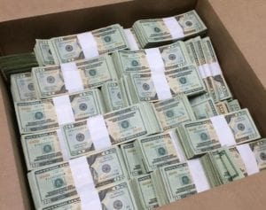 Caja llena de montones de billetes de dólar 