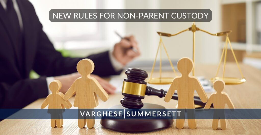 Miembros de la familia extensa con hijos que representan acuerdos de custodia no parental