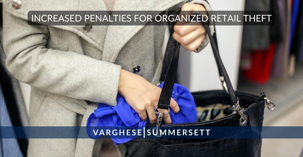 Estanterías vacías y cámaras de seguridad que representan el hurto organizado en el comercio minorista