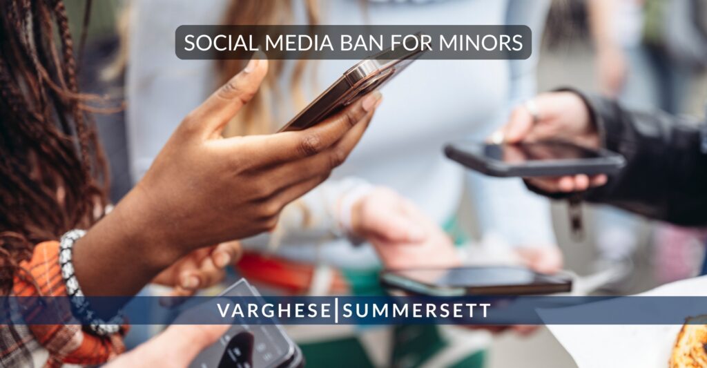 Smartphone con aplicaciones de redes sociales tachadas que representa una prohibición menor de redes sociales no cumplida
