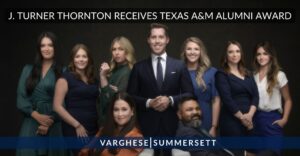 J. Turner Thornton recibe el premio Texas A&amp;M Law Alumni Legacy Award