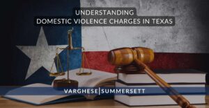 Entender los cargos por violencia doméstica en Texas