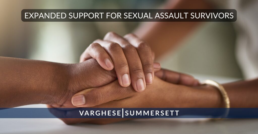 Manos que ofrecen apoyo y amplían los recursos para los supervivientes de agresiones sexuales