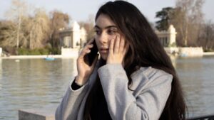 chica hablando por teléfono
