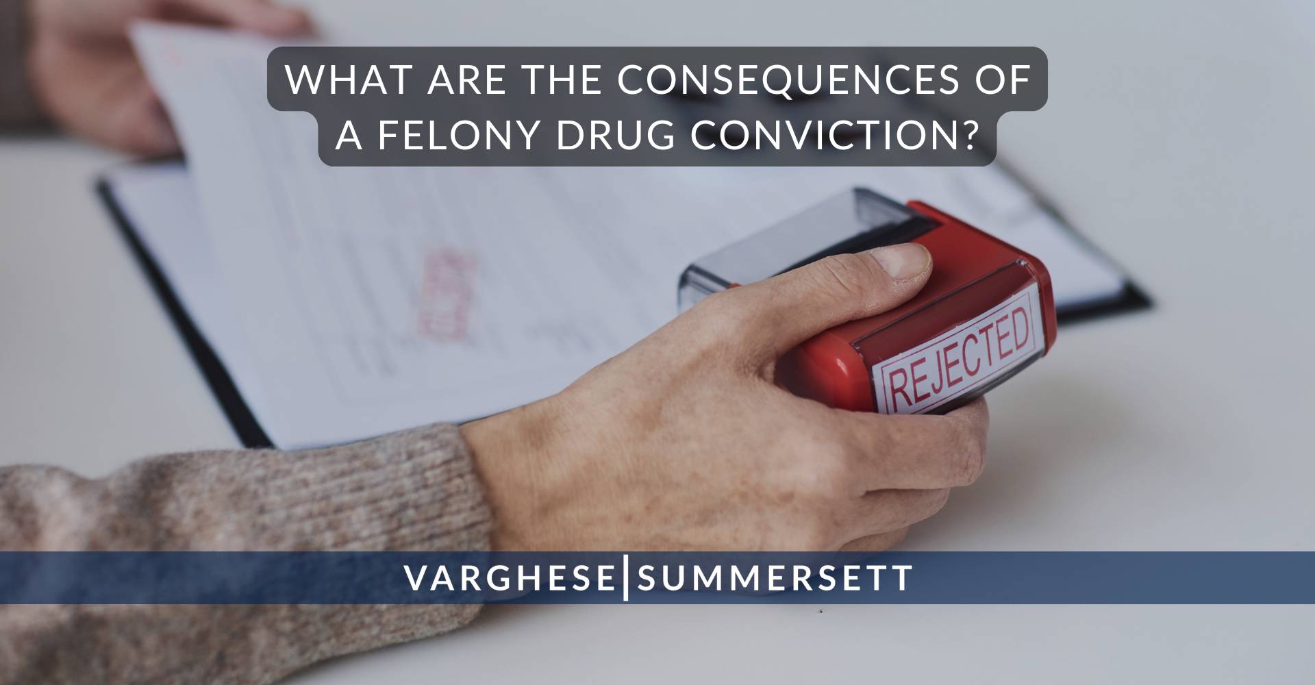 ¿Cuáles son las consecuencias de una condena por delito grave relacionado con drogas?