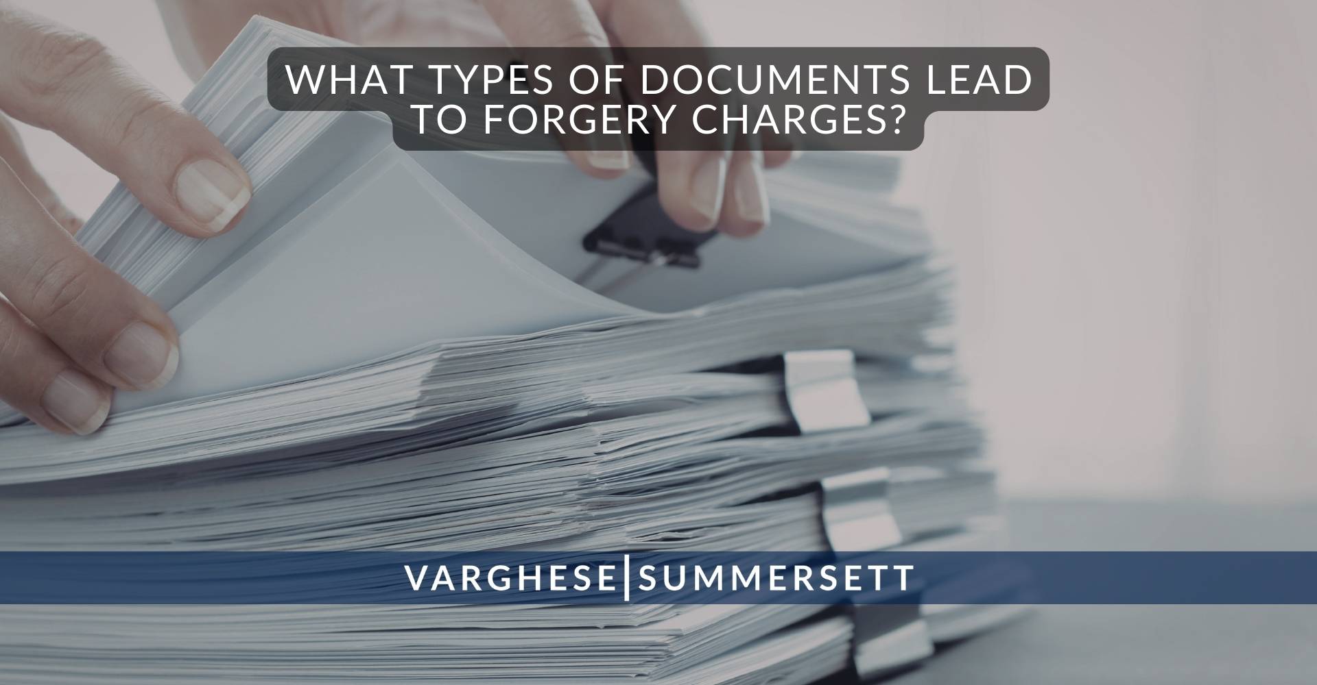 ¿Qué tipos de documentos dan lugar a cargos por falsificación?