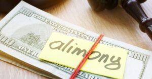 Pensión alimenticia en Texas frente a pensión alimenticia impuesta por un tribunal